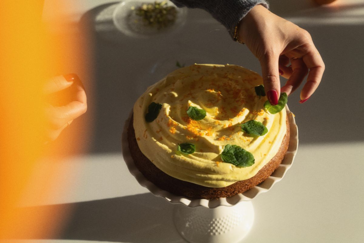 Sahraminen appelsiini-mantelikakku